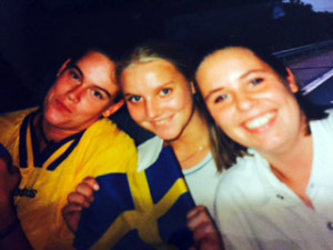 Busstur med ett gäng Tinnis töser mot Göteborg för att se en landslagsmatch Sverige-? Kul hade vi iallafall.  Från v ullis, Ellen, Sofie (soffan även kallad):-)