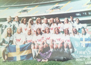 Lagbild med gänget som åkte till Italien -94 för att spela Italy cup. Spännande och roligt både kill och tjejlag från olika länder deltog. 