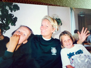 Fotbollsläger -95 Vårdnäs Från vä: Nina, jag (Annelie), en söt och go tjej från -85-/-86 laget.