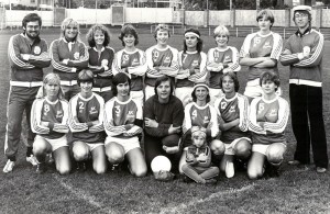 1980 Div III-vinnarna. Foto: 800824 Per-Arne Nylén. Sten, Maria (Mia B), Marie (James), Carina, Eva-Lena, Marina (Mia L), Christina, Boel, Curt Ann-Chatrine (Anka), Ulrika, Cajsa (Eva-Karin), Kerstin, Ingrid, Kristina (Marty), Karin Jenny
