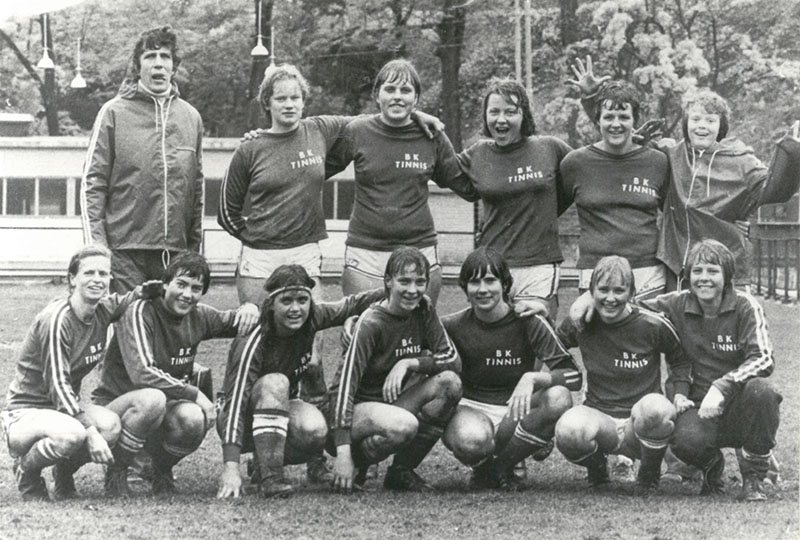 1977 Div I norra Götaland efter match. Janne, Åsa, Eva, Vivi, Agge, James Ingrid, Agneta, Mia, Helena, Cajsa, Kerstin, Grodan